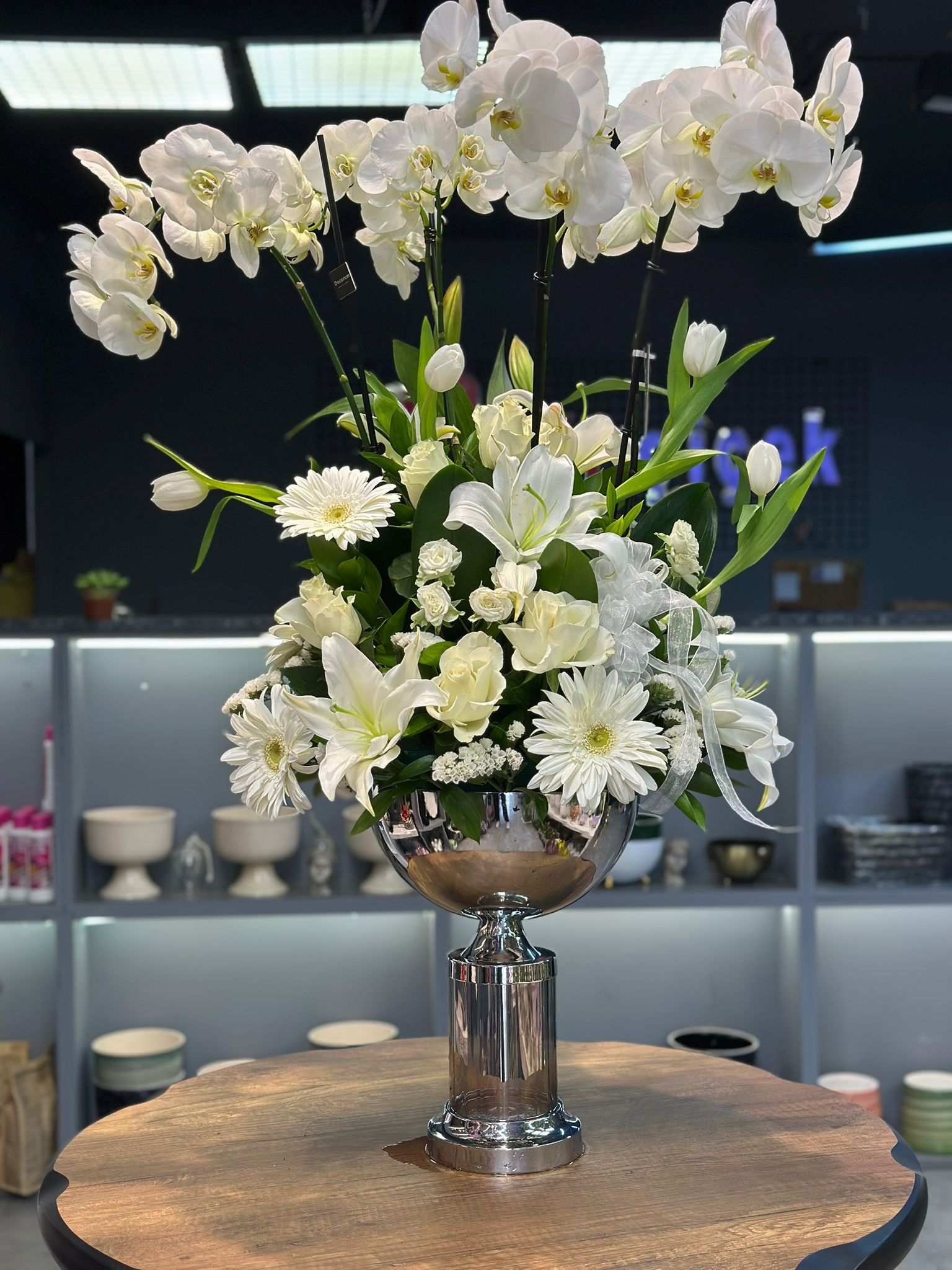 metal vazo orkide aranjman