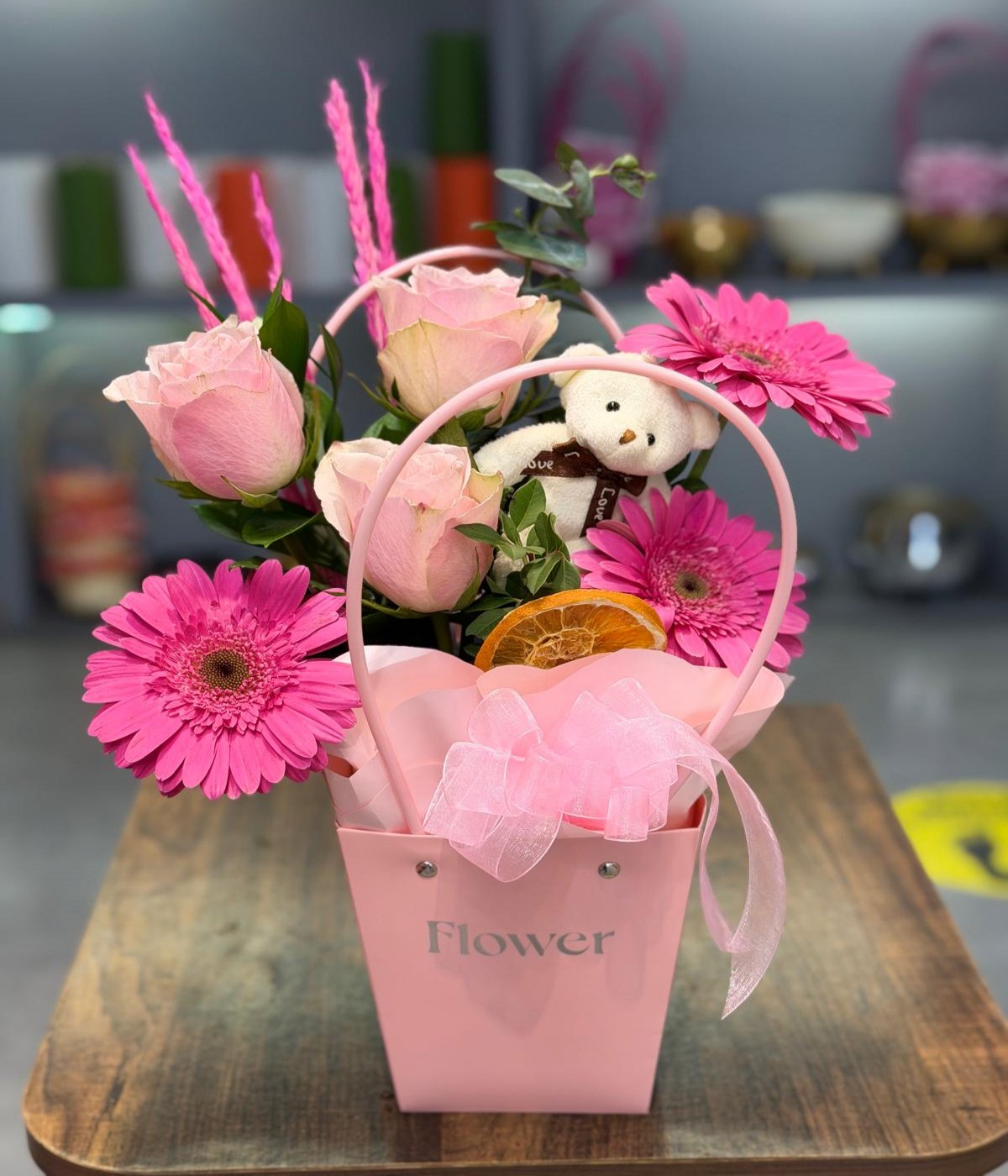 SEVGİLİYE ÇANTADA AYICIKLI PEMBE GÜLLÜ ARANJMAN